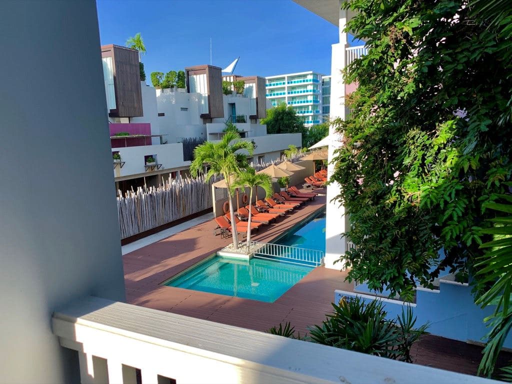 rooms-deluxe-balcony