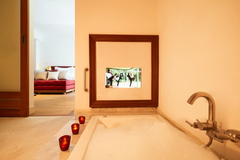 rooms-pool-access-lazzzzz-suite