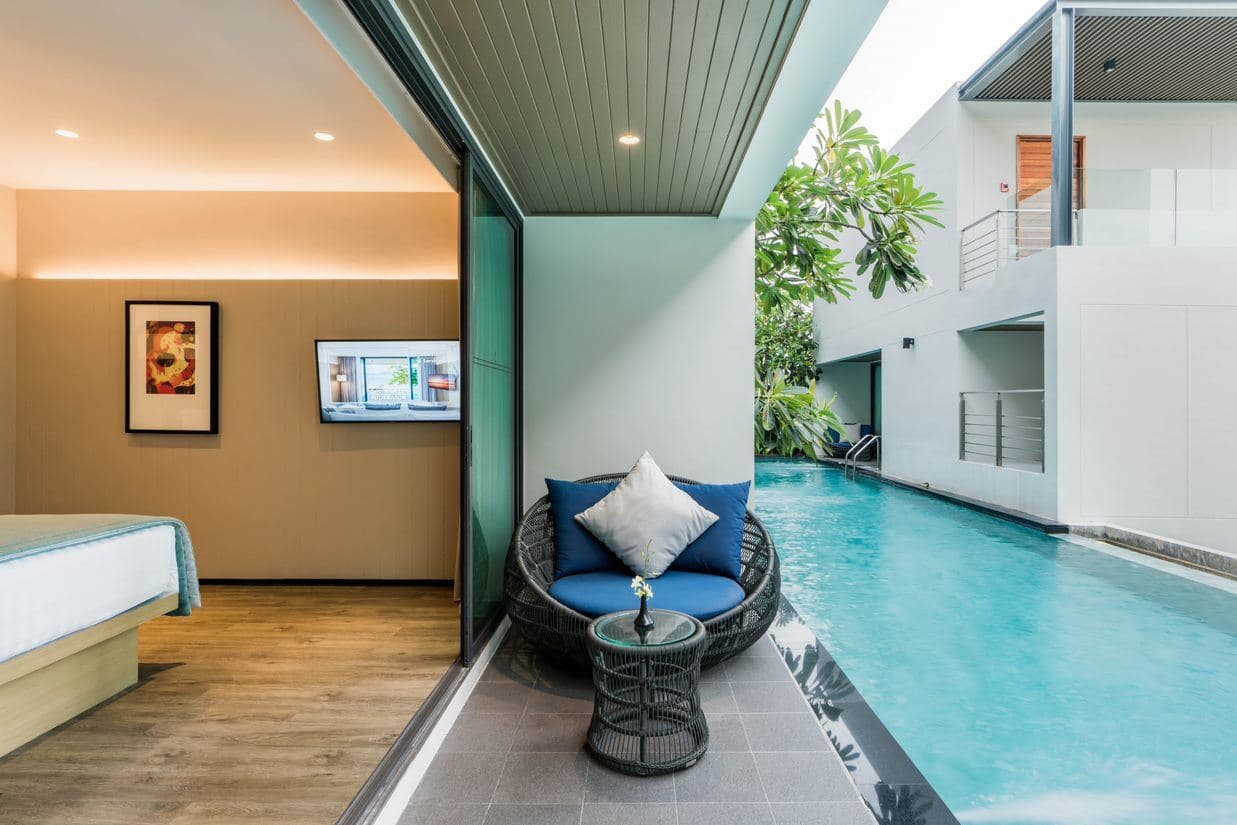 rooms-premier-pool-access