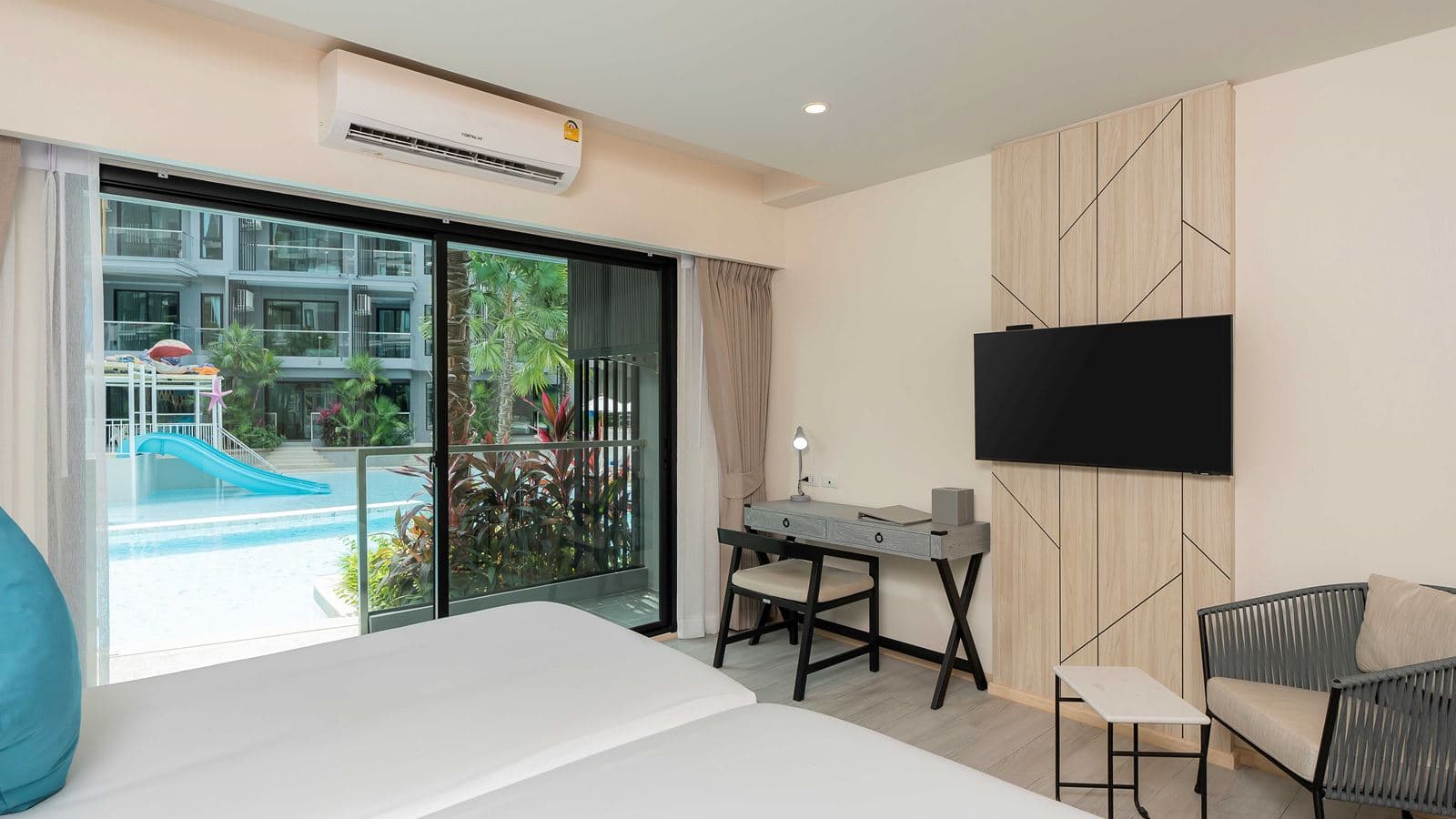 rooms-deluxe-pool-access-room