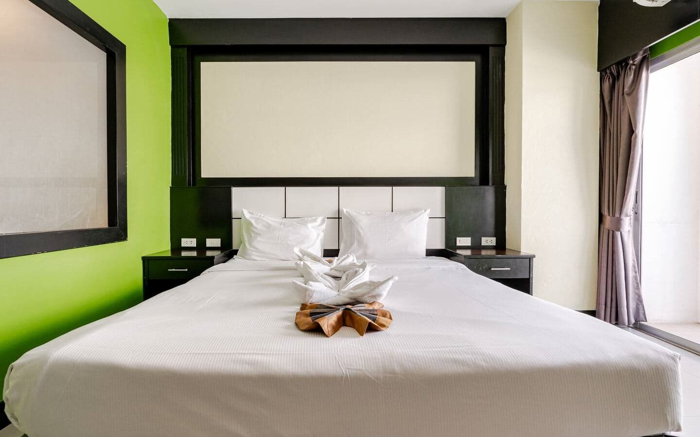 rooms-deluxe-room