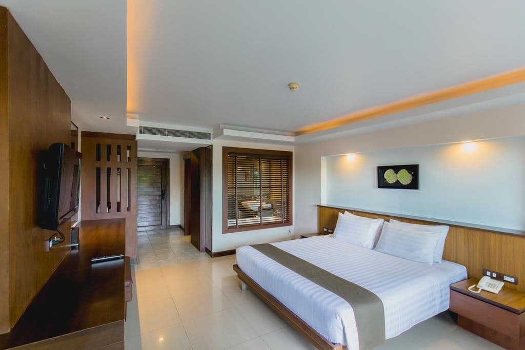 rooms-pool-access-room