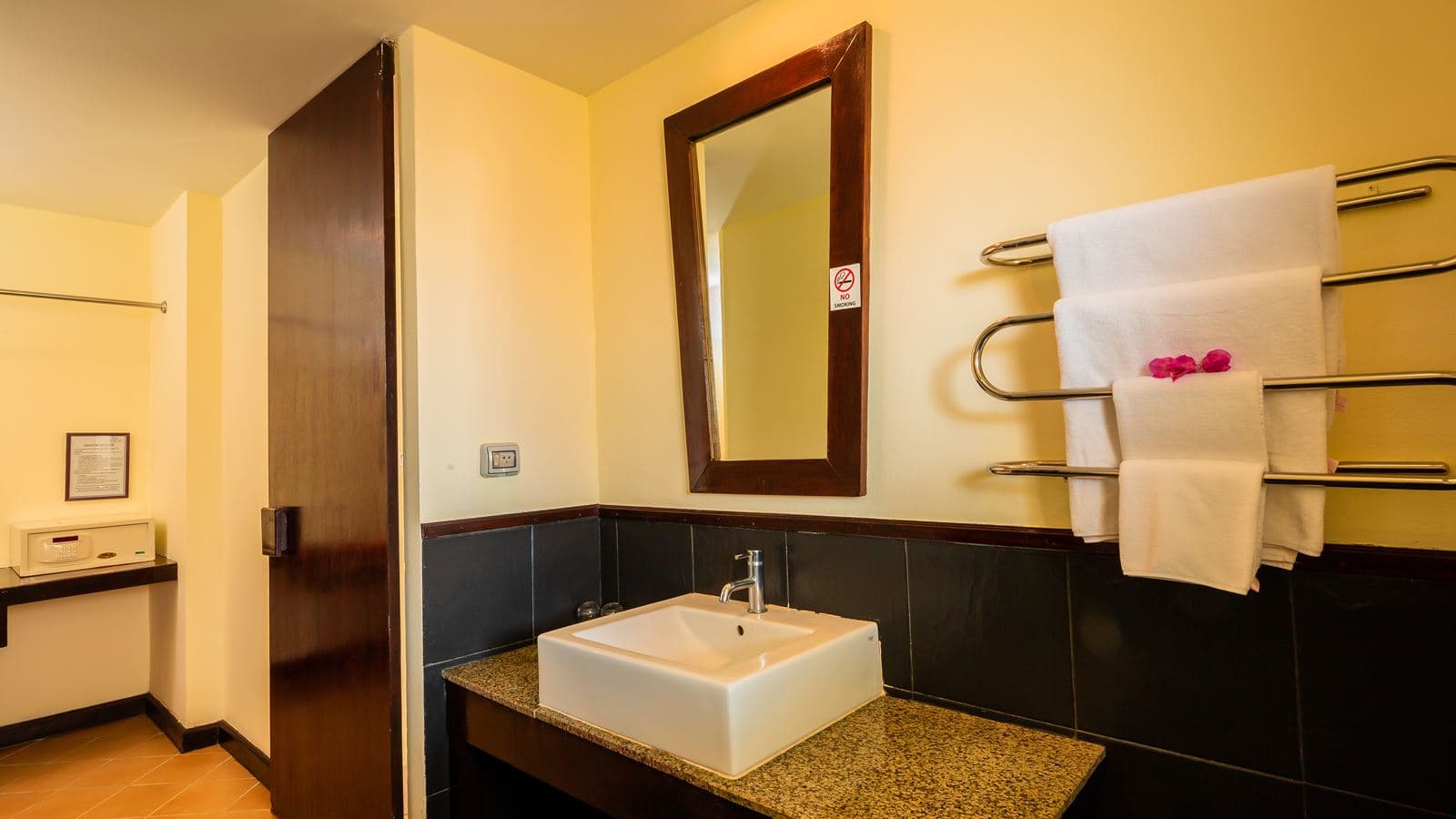 rooms-deluxe-room