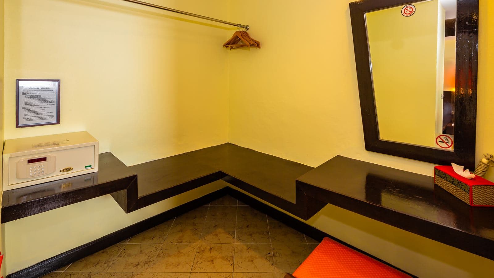 rooms-deluxe-room-pool-access