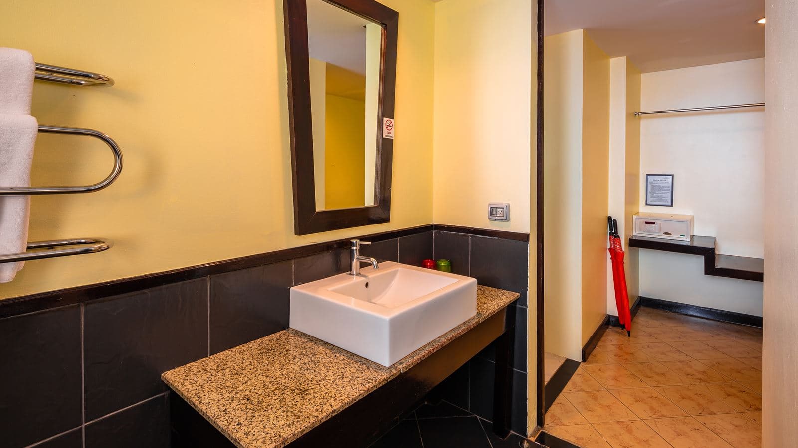 rooms-deluxe-room-pool-access