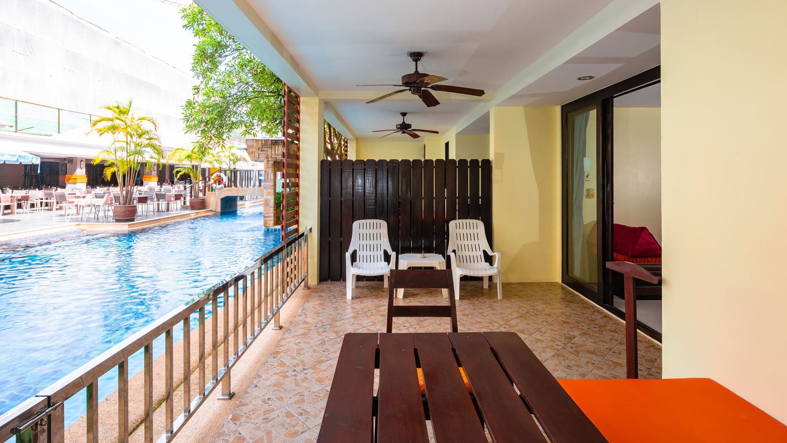 rooms-deluxe-room-pool-access