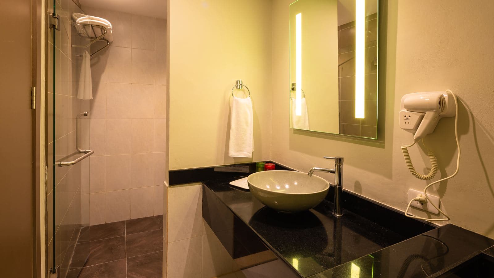 rooms-family-deluxe-room-pool-access