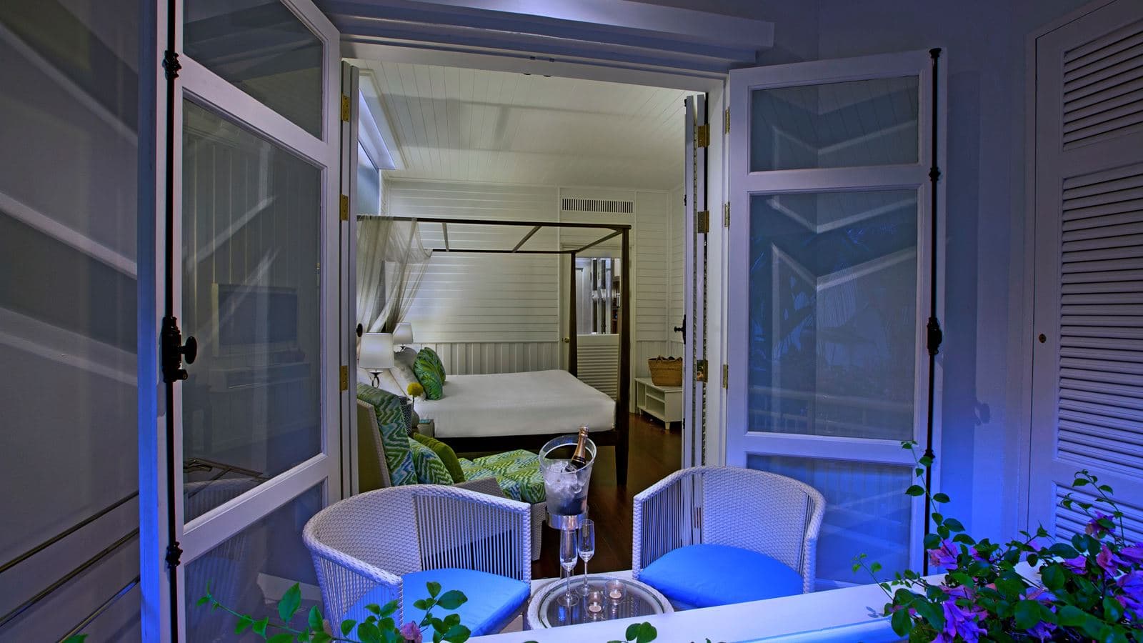 rooms-deluxe-balcony