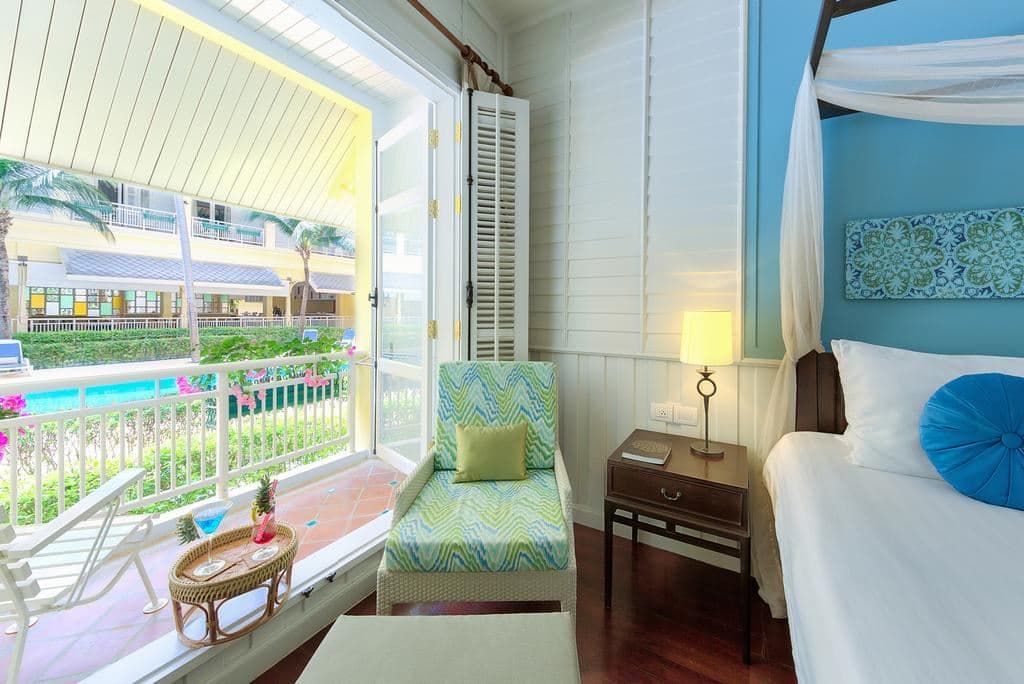 rooms-deluxe-balcony-pool-view