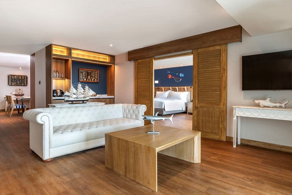 rooms-2-bedrooms-family-suite-balcony