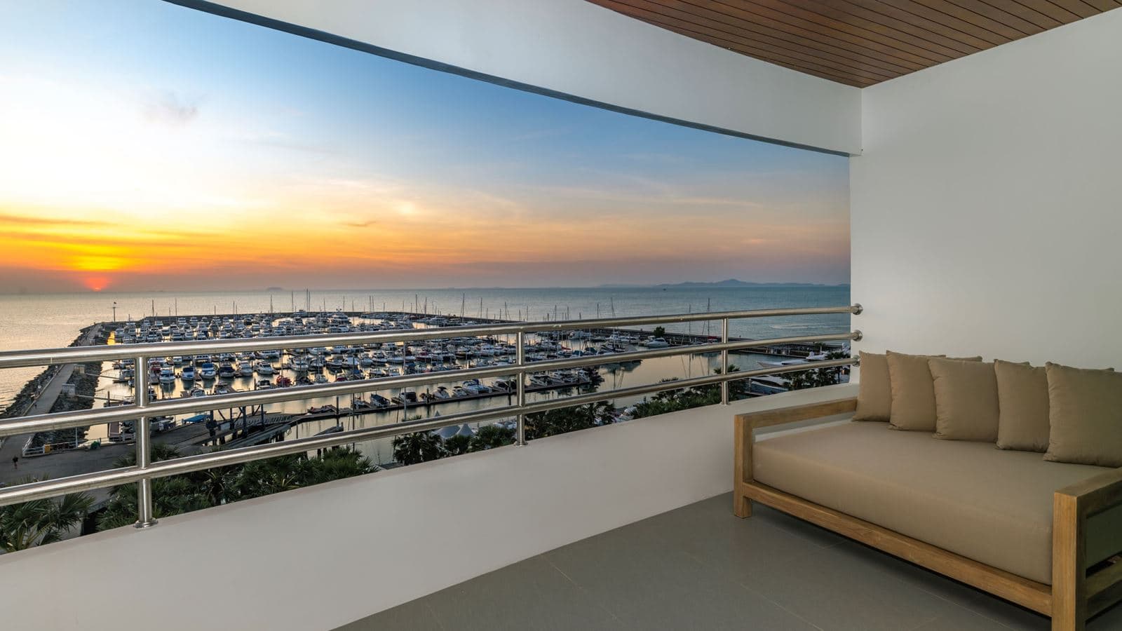 rooms-marina-front-suite