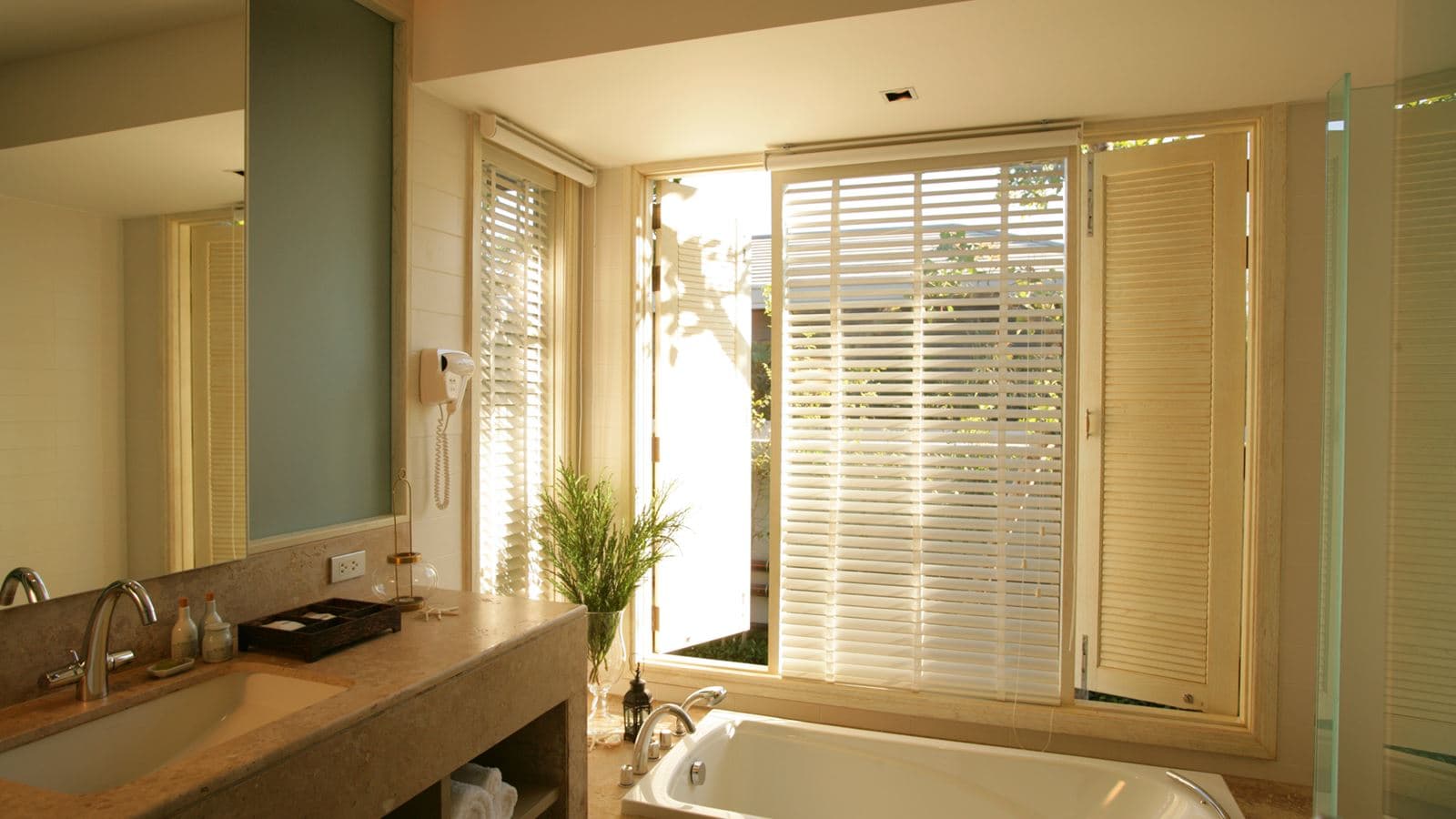 rooms-pool-village