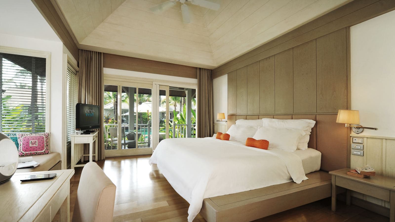 rooms-pool-village