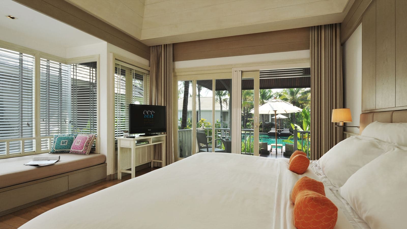 rooms-pool-village