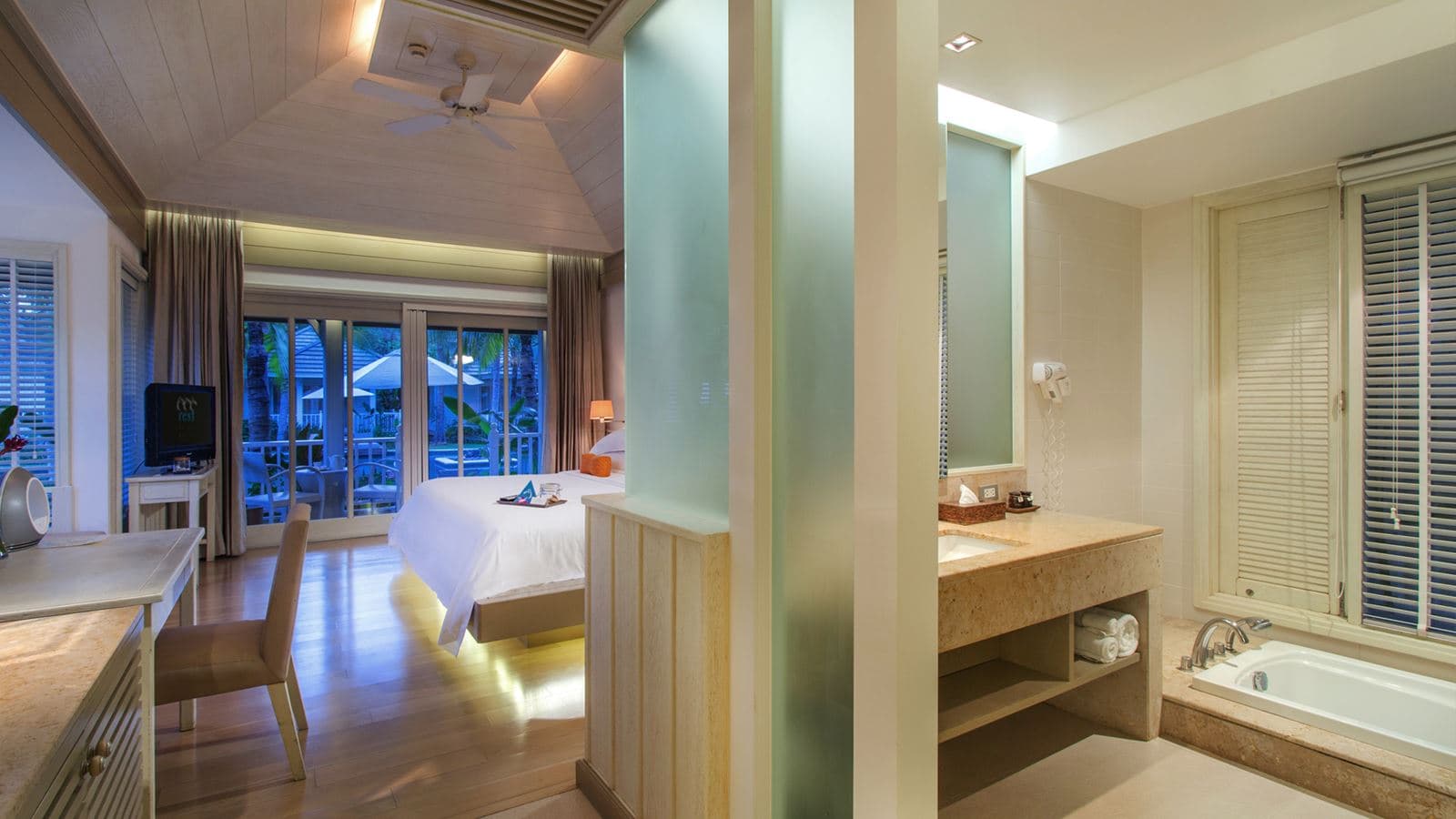 rooms-pool-village