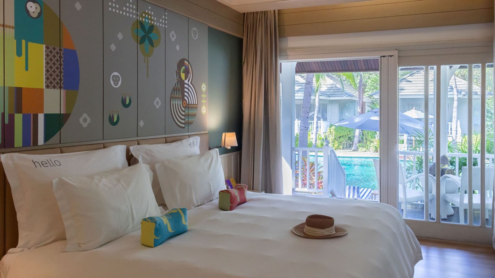 rooms-pool-village