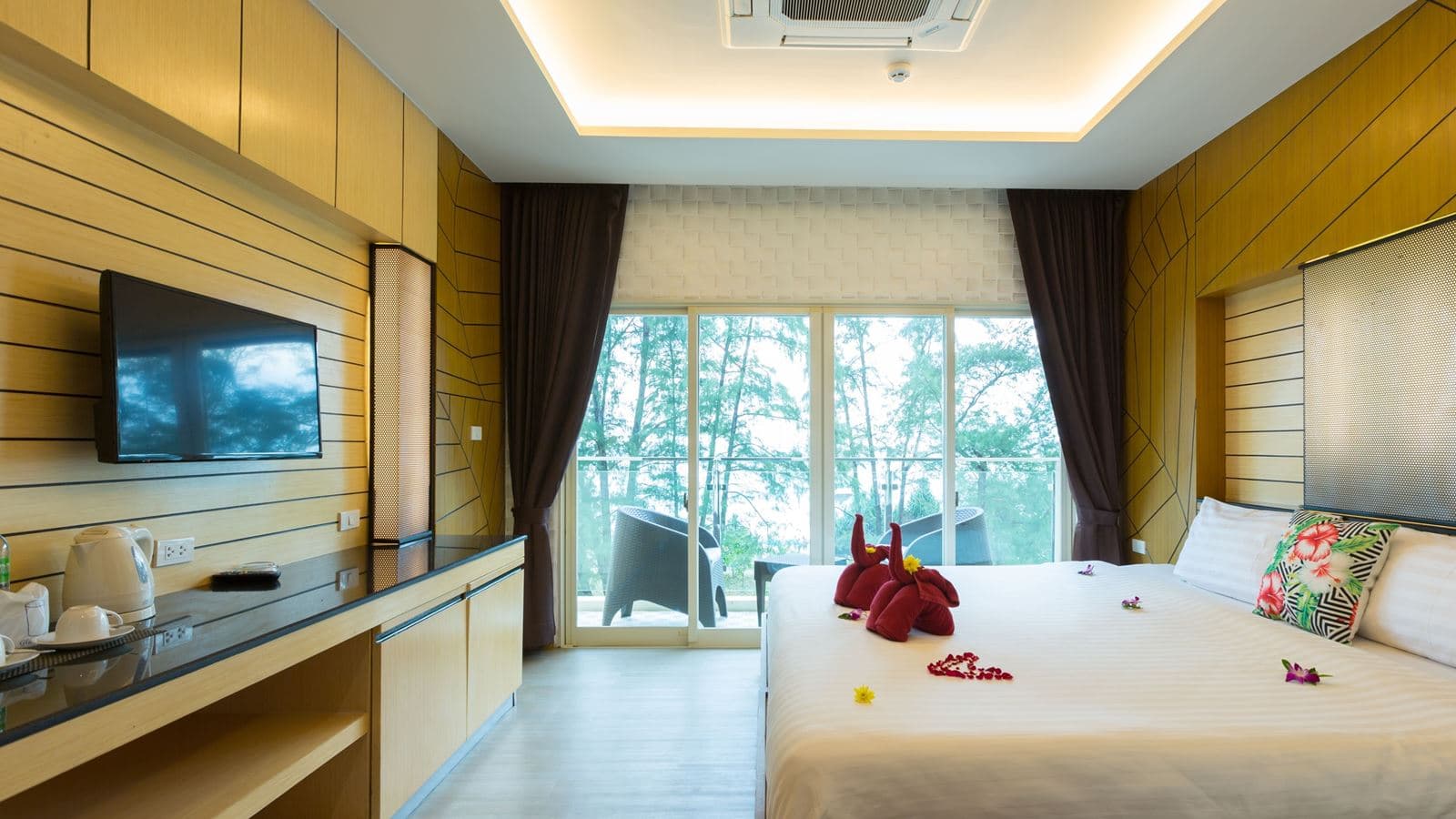 rooms-deluxe-room-with-sea-view-balcony