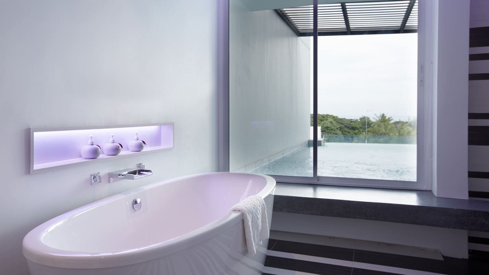 rooms-pool-suite
