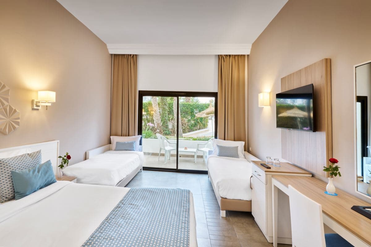 rooms-family-room-quadruple-garden--sea-view