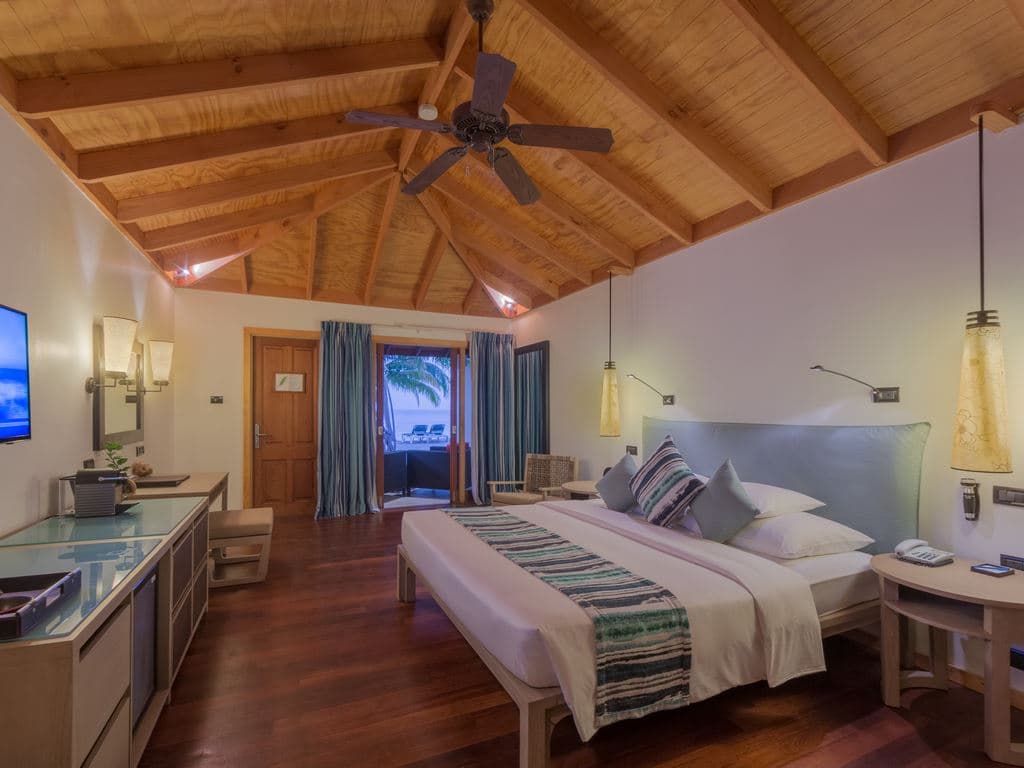 rooms-jacuzzi-beach-villa