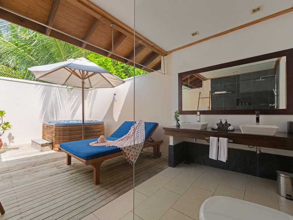 rooms-jacuzzi-beach-villa