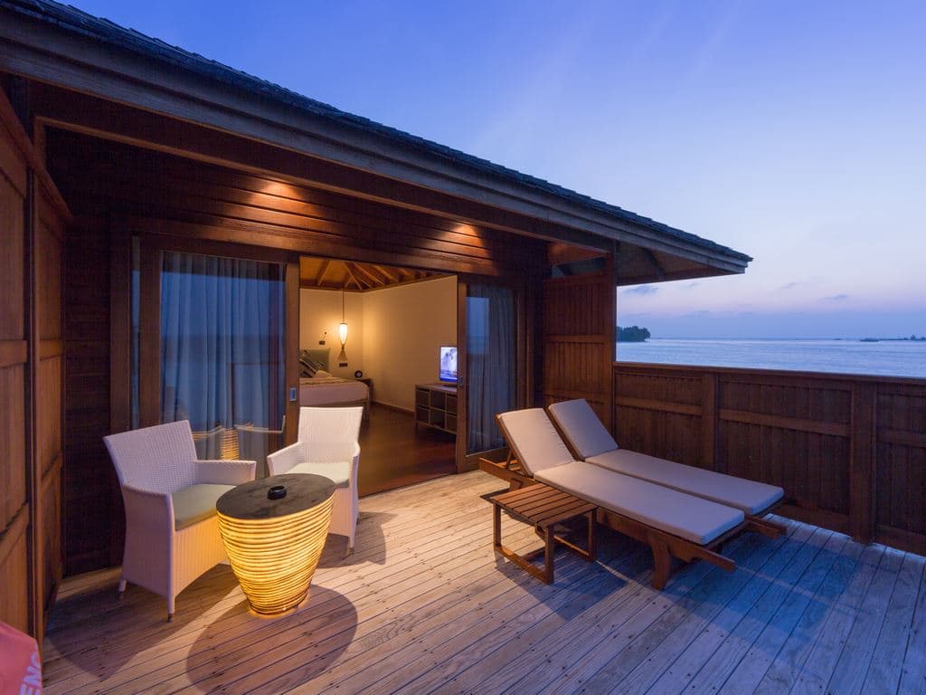 rooms-jacuzzi-water-villa