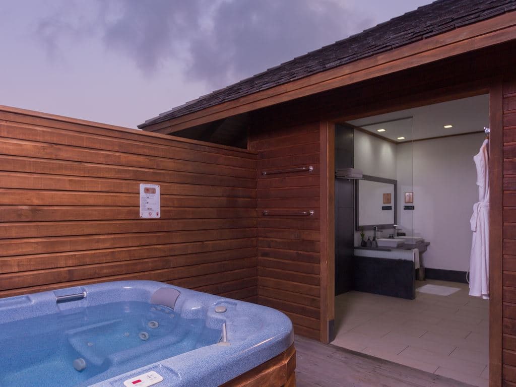 rooms-jacuzzi-water-villa