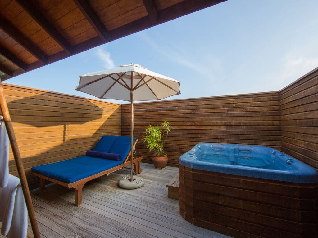 rooms-jacuzzi-water-villa