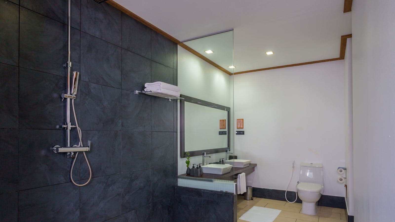 rooms-jacuzzi-water-villa