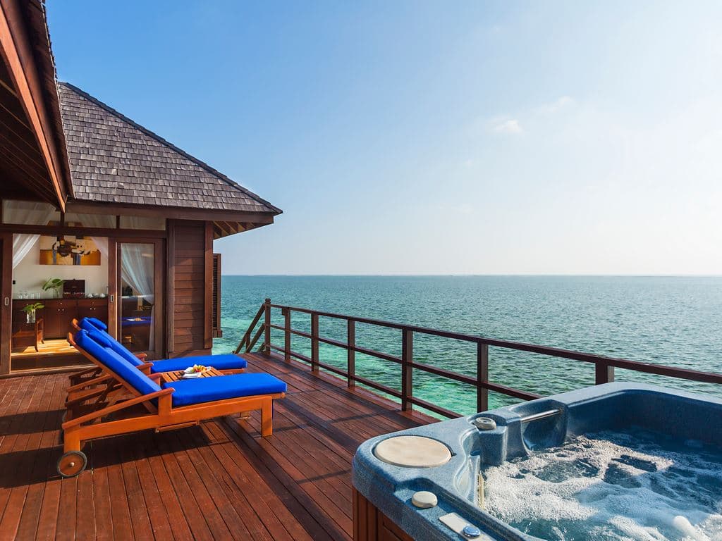 rooms-prestige-jacuzzi-water-villa