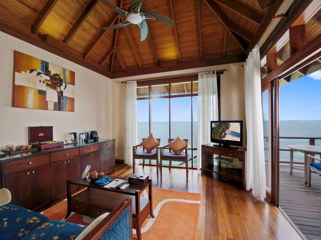 rooms-prestige-jacuzzi-water-villa