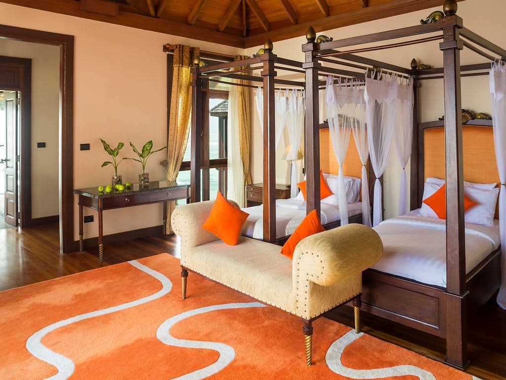 rooms-presidential-water-suite-02-bedroom