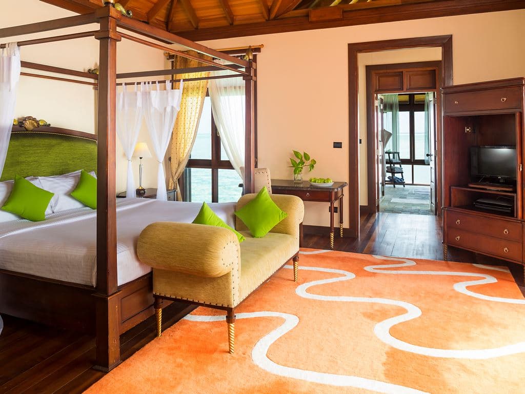 rooms-presidential-water-suite-02-bedroom