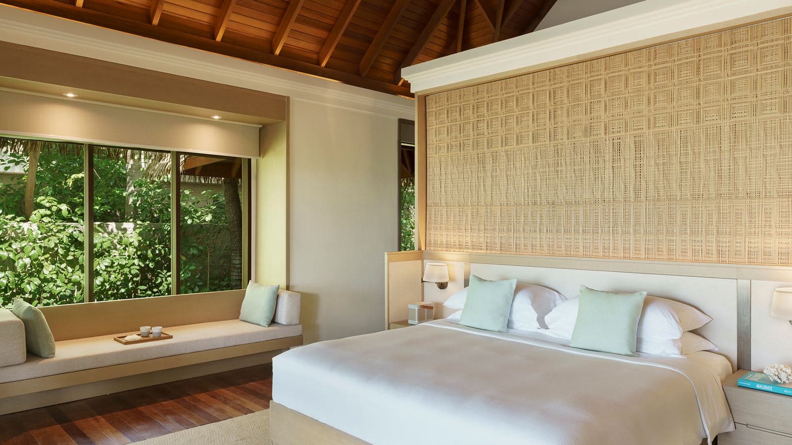 rooms-deluxe-beach-bungalow-with-pool