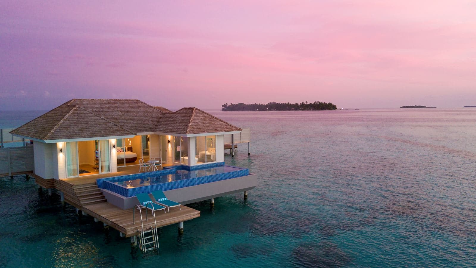 rooms-sunset-aqua-pool-suite