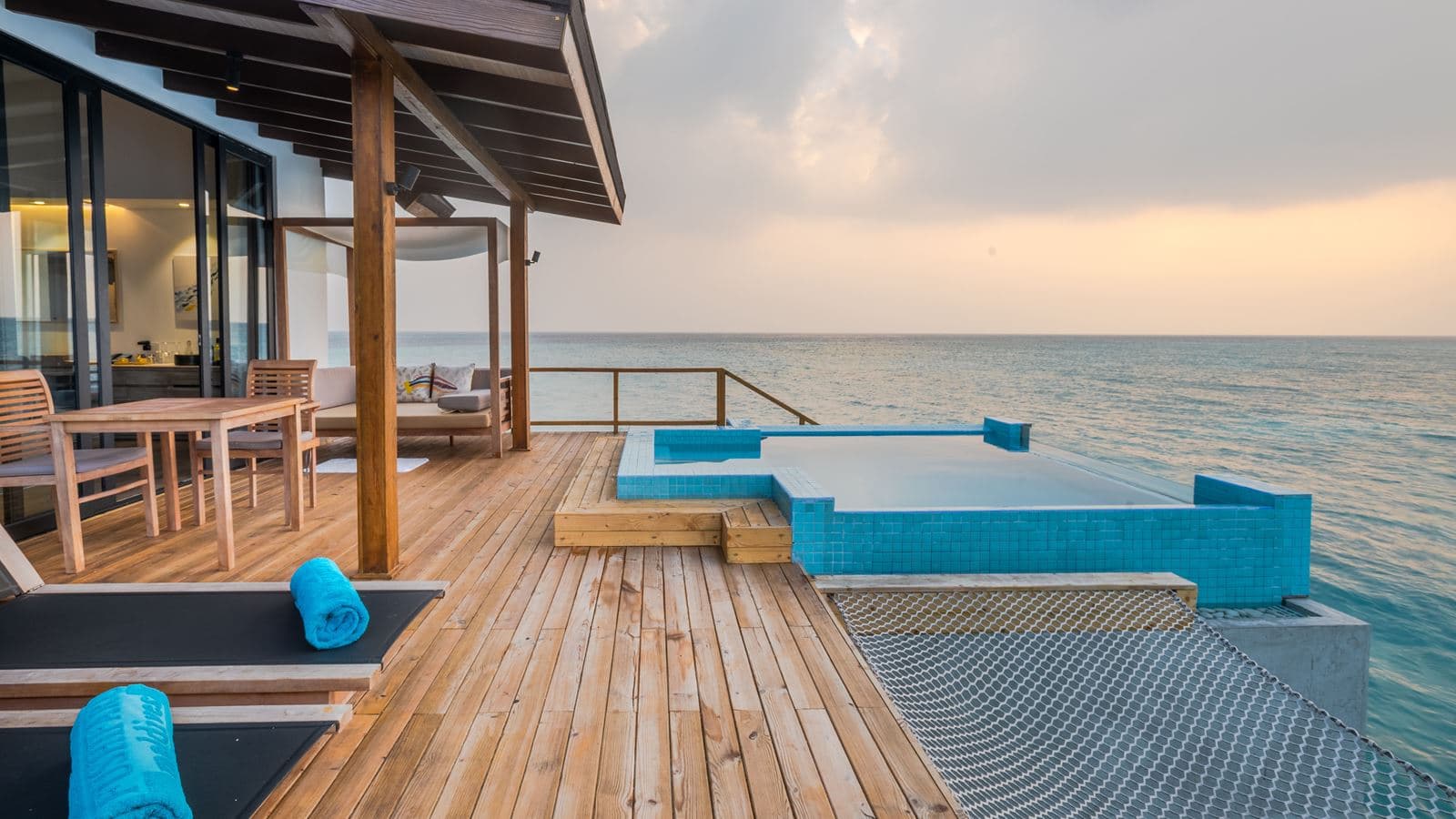rooms-premium-pool-water-villa