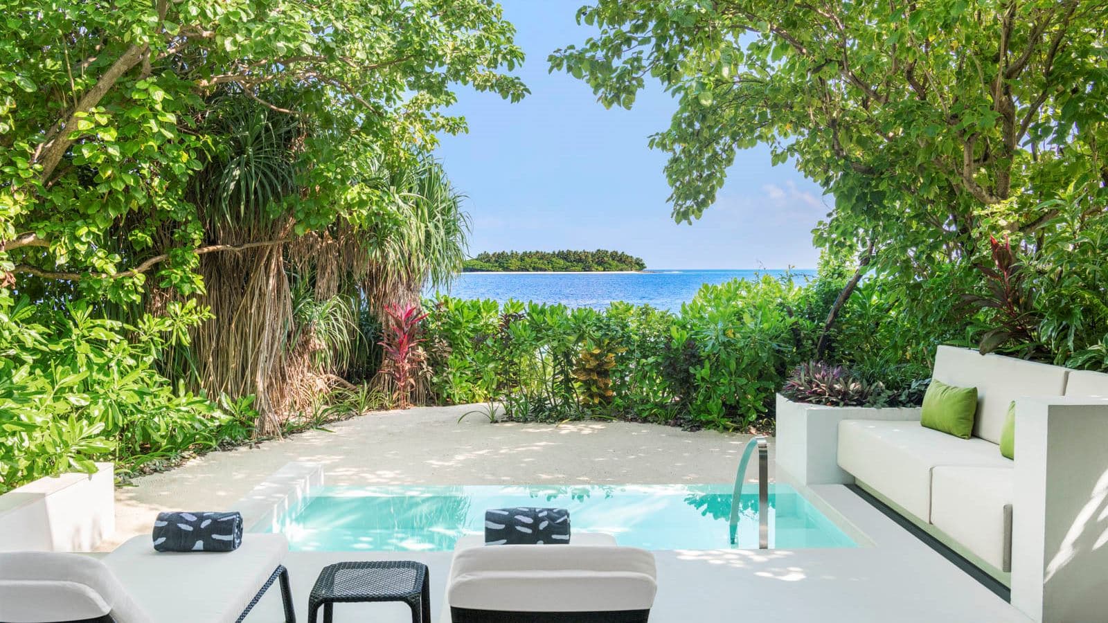 rooms-deluxe-beach-villa-pool
