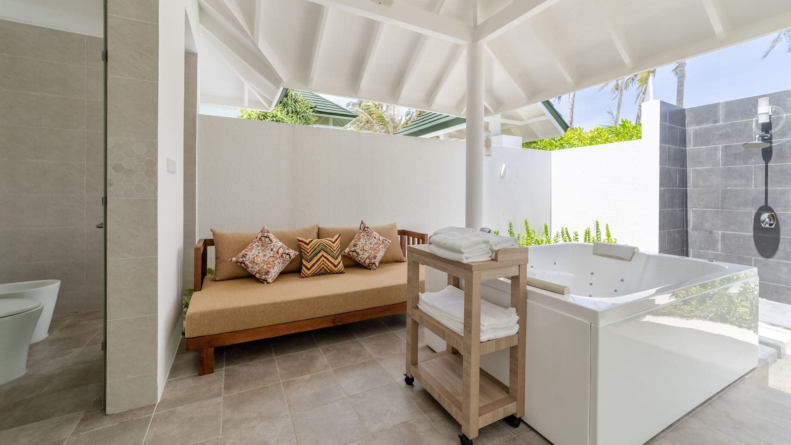 rooms-grand-beach-residence-with-pool