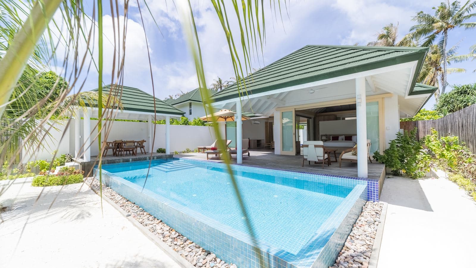 rooms-grand-beach-residence-with-pool