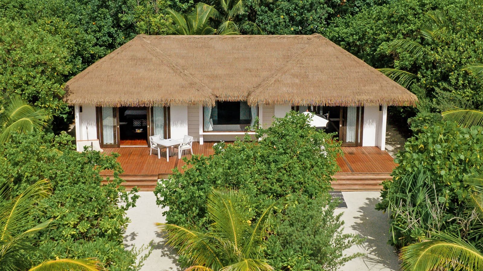 rooms-beach-villa--king-villa-beach-front-beach-accesslagoon-view