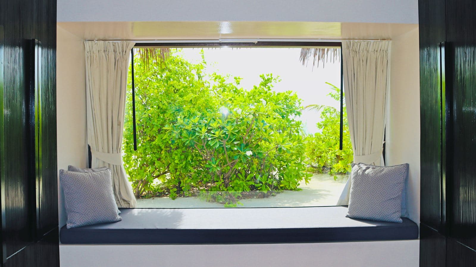 rooms-beach-villa--king-villa-beach-front-beach-accesslagoon-view