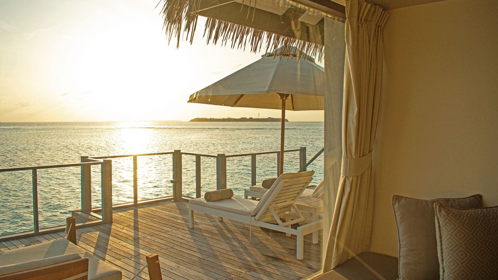 rooms-water-villa--king-villa-lagoon-view-overwater