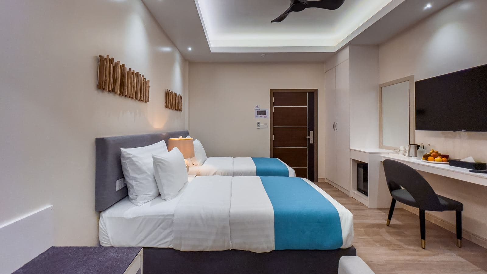 rooms-2-bedroom-sky-family-room-no-window