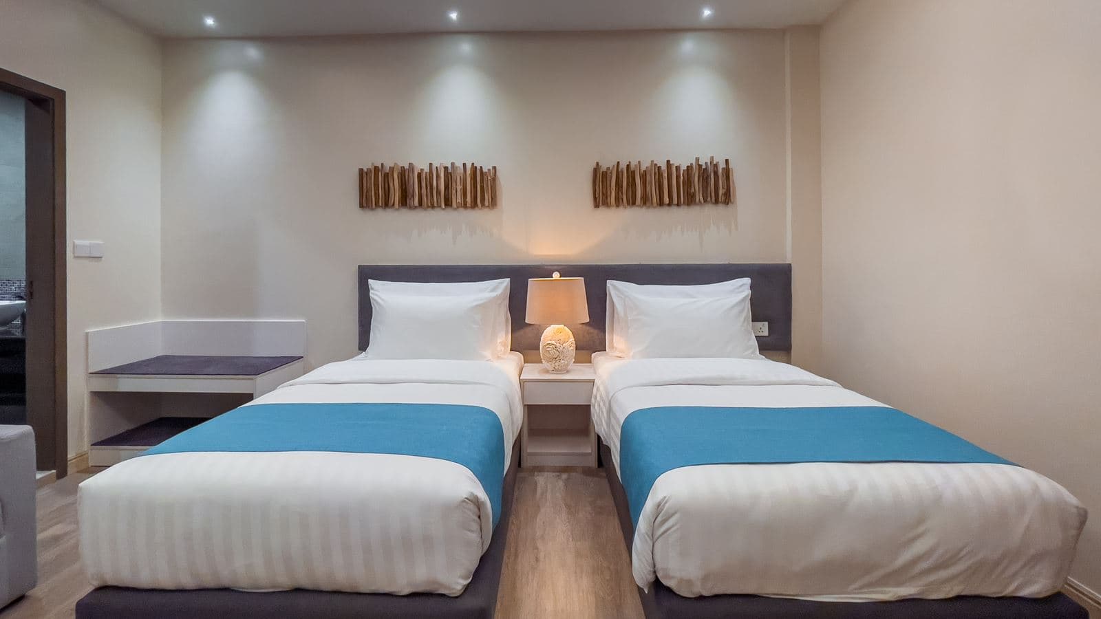 rooms-2-bedroom-sky-family-room-no-window