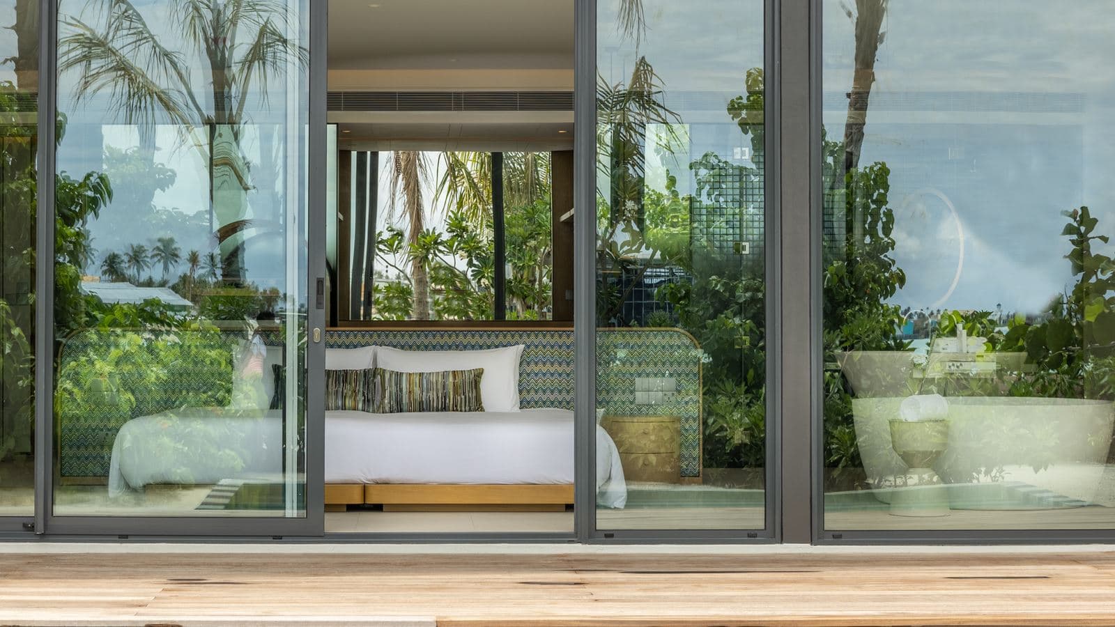 rooms-lagoon-beach-pool-villa-collection