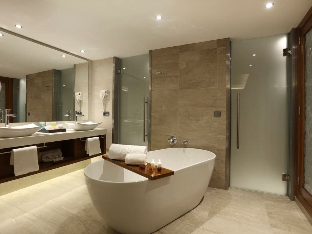 rooms-family-suite-outdoor-jacuzzi