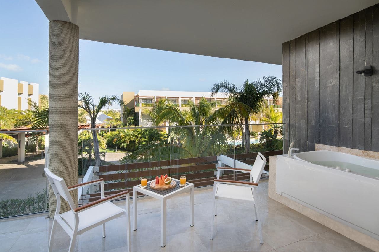 rooms-premium-junior-suite-tropical-view