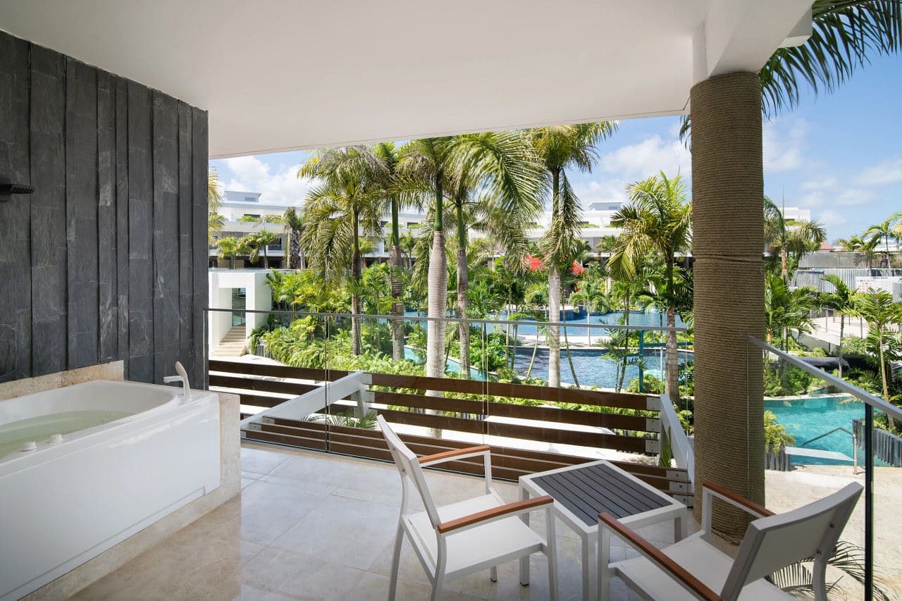 rooms-premium-junior-suite-pool-view
