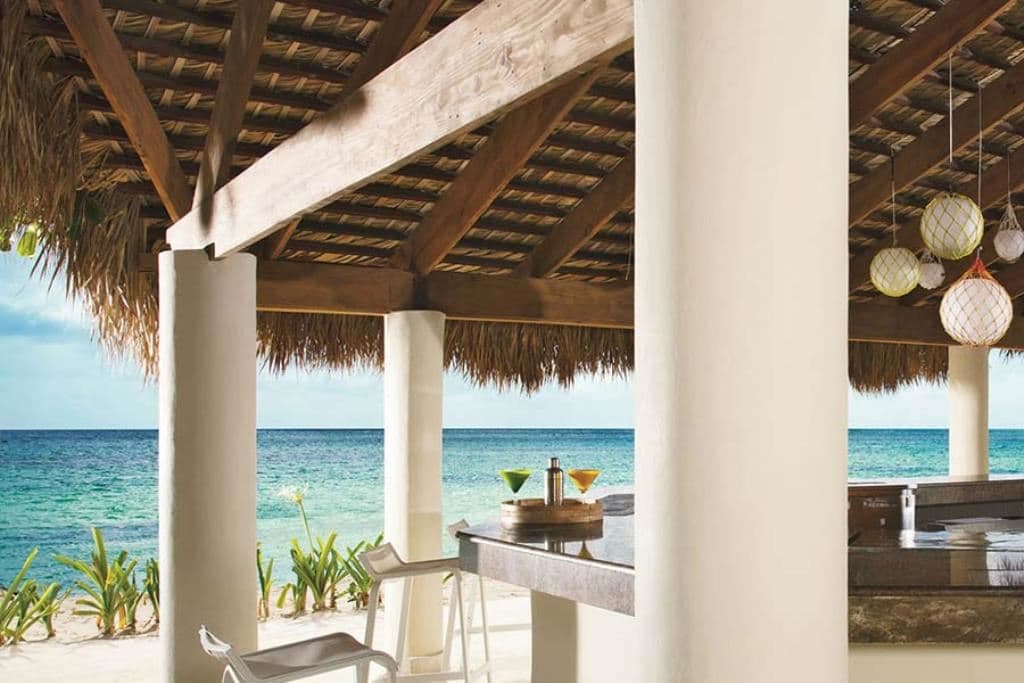 bars-emerald-bar-at-the-beach