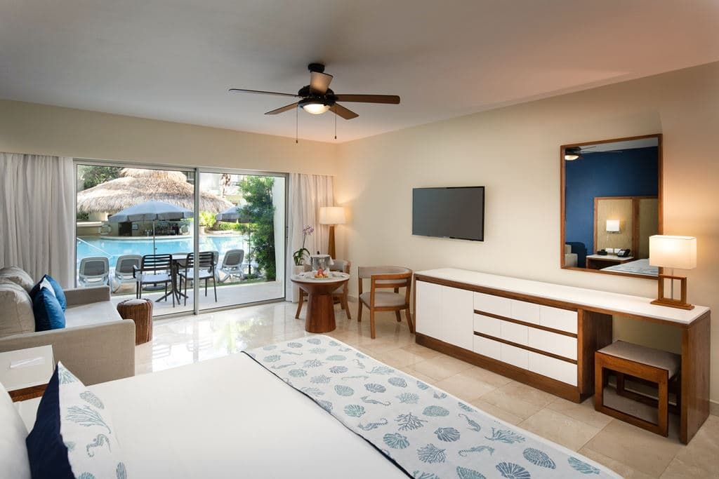rooms-junior-suite-premium-pool-view